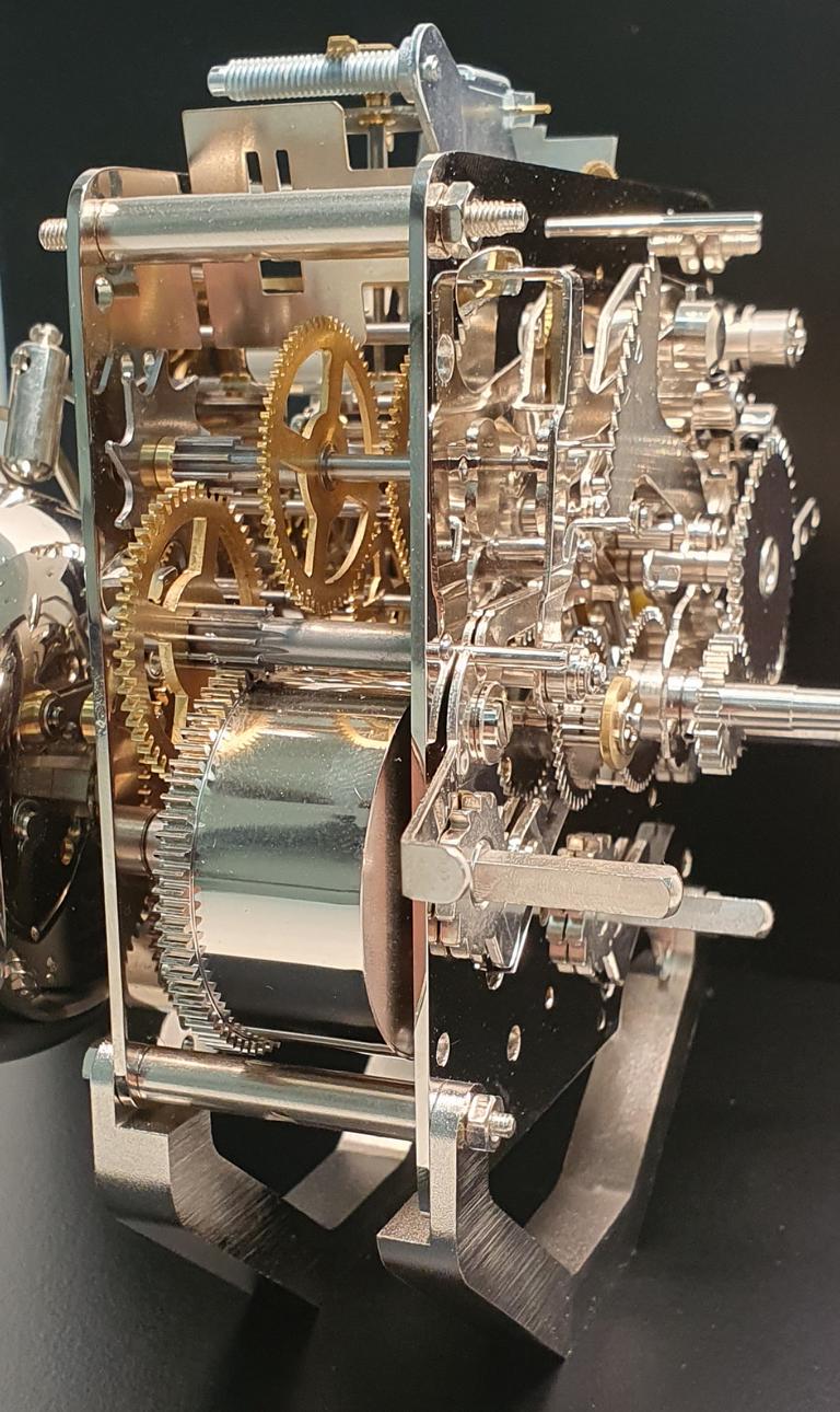 Das Uhrwerk einer Standuhr exclusiv und einzigartig