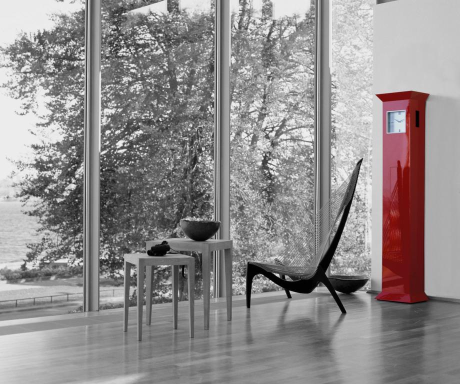 Rote Standuhr geschlossene Front mit weißem Zifferblatt und dunklen Zeigern