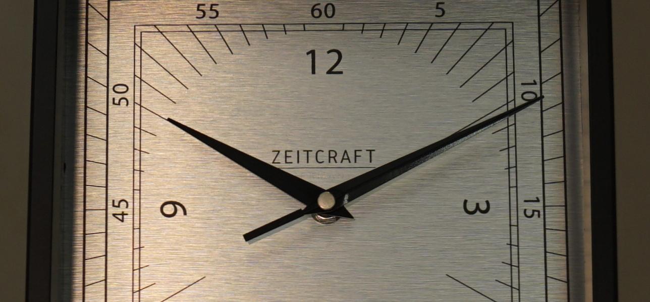 Elegantes-Zeitcraft-Ziffernblatt-mit-goldenen-Zeigern