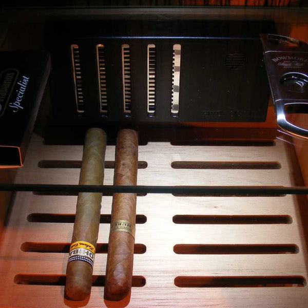 Cigar-Humidor Fach in der mittleren Tür zur Aufbewahrung in der Standuhr