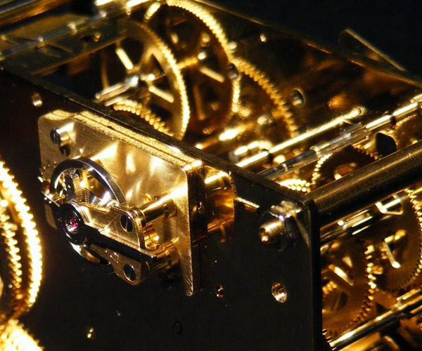 Ein goldenes Uhrwerk einer Zeitcraft Standuhr exclusiv.