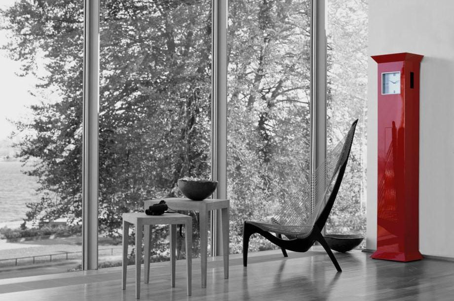 Elegante rote Standuhr für ausgesprochen hochwertiges Design mit weißem Zifferblatt