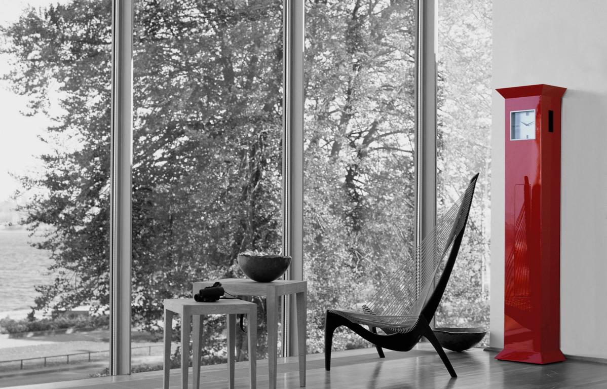 Eine rote Standuhr mit geschlossener Front - ein ideales Versteck für wertvolle Gegenstände