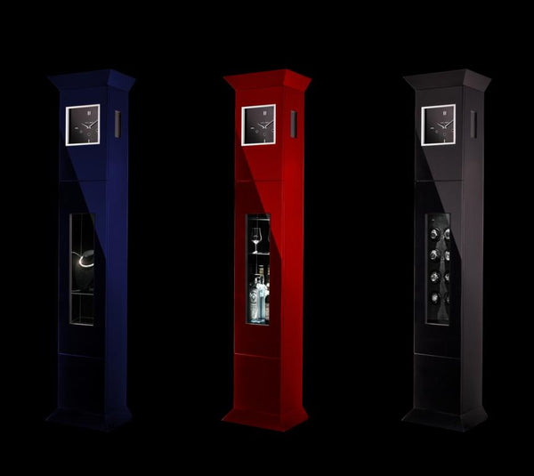 Drei individuelle Standuhren in Blau, Rot und Schwarz mit Uhrenbewegern und Vitrinen.